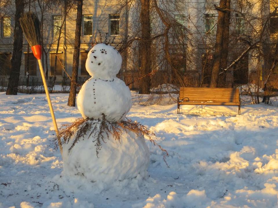 Снежная баба. Снеговик во дворе. Снеговик в парке. Снежная баба на улице. Снеговик без снега.