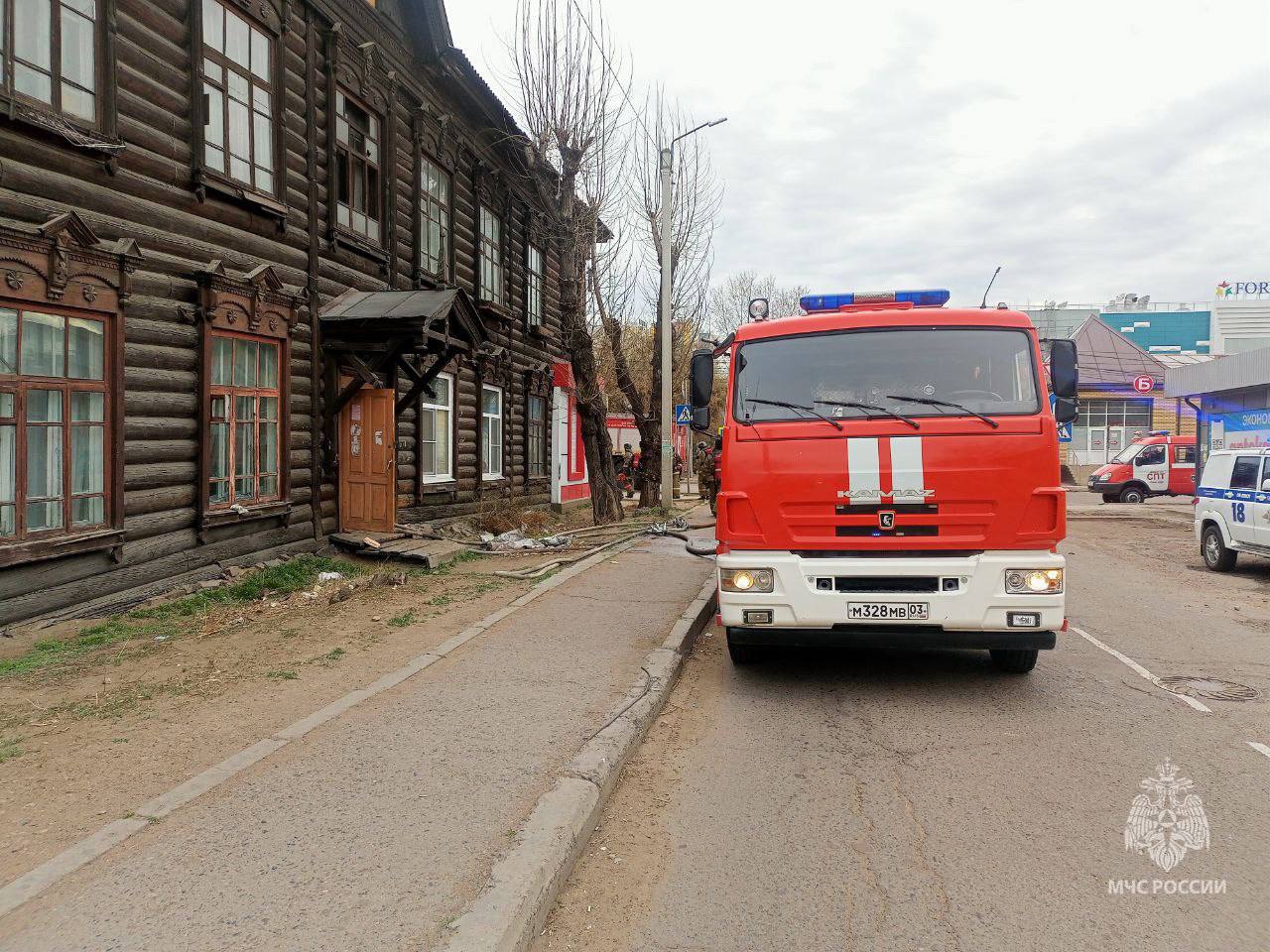 Сотрудники МЧС спасли пятерых жильцов дома на пожаре в Улан-Удэ