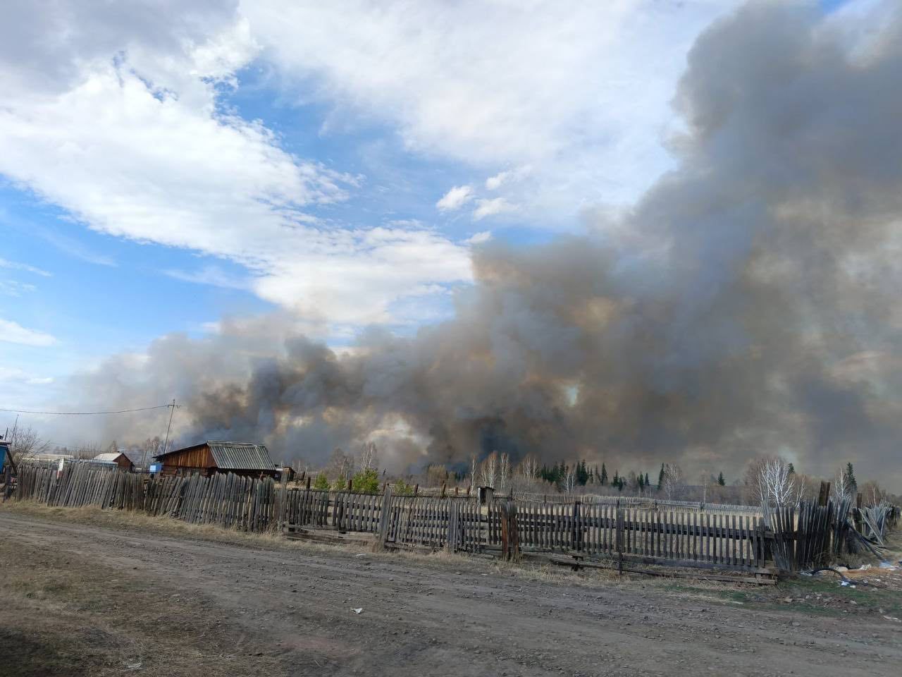 Сильные пожары охватили окрестности Братска и ряд объектов в городе