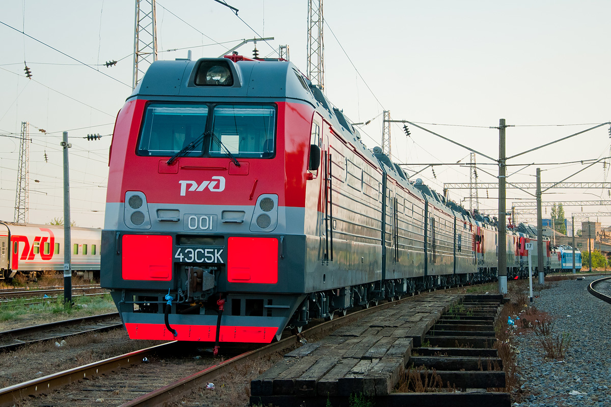 В Комсомольске-на-Амуре тепловоз снес с переезда легковой автомобиль с  людьми