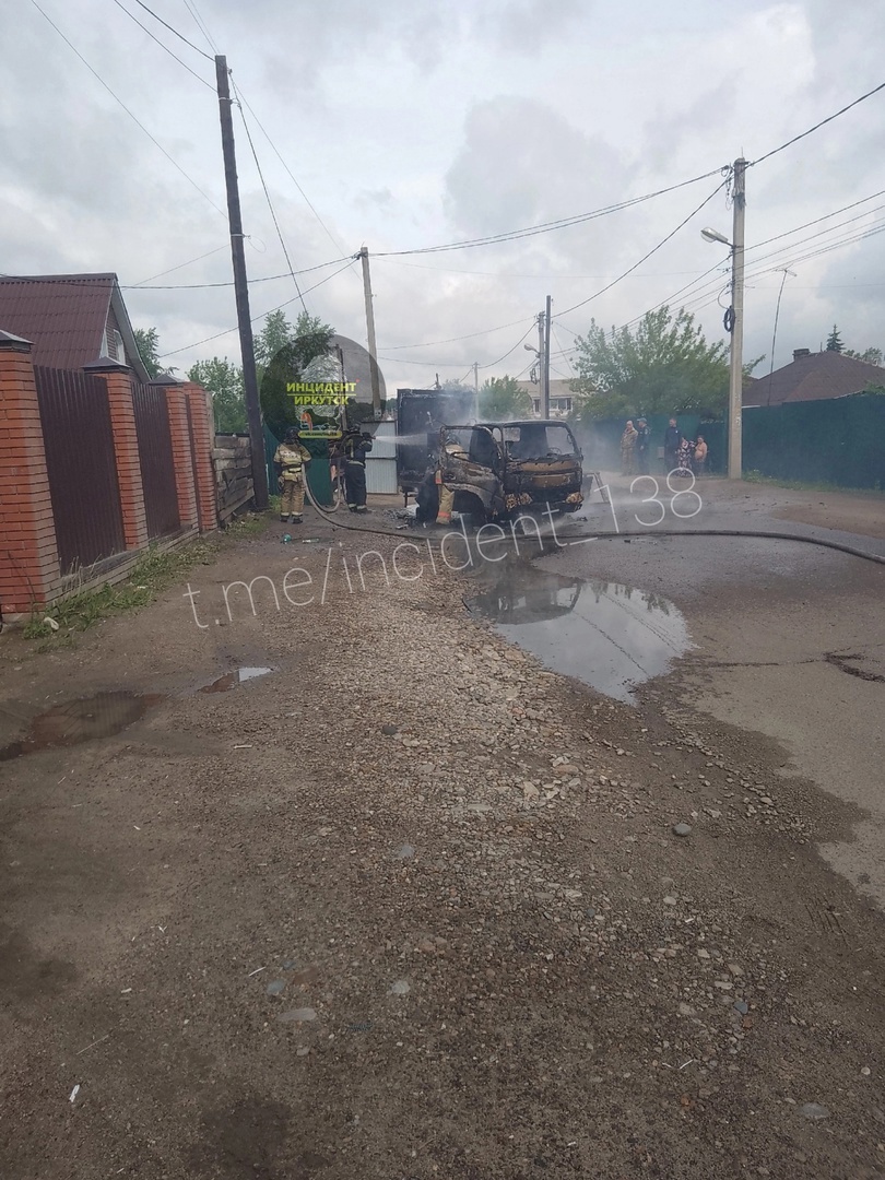 В Иркутске на Баумана сгорел грузовик